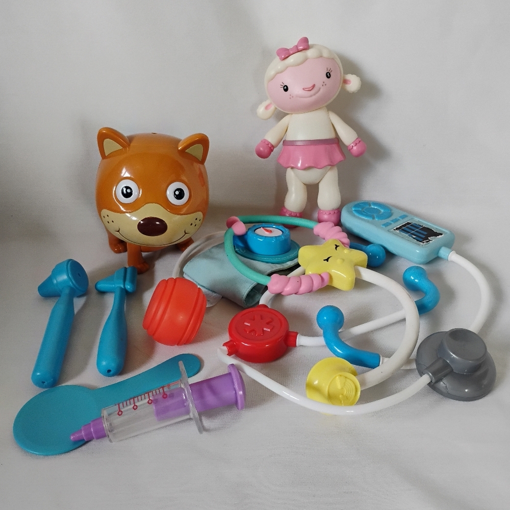 Melissa and Doug Kids Doctor Veterinarian Play Set Doc McStuffins 7" Lambie Doll